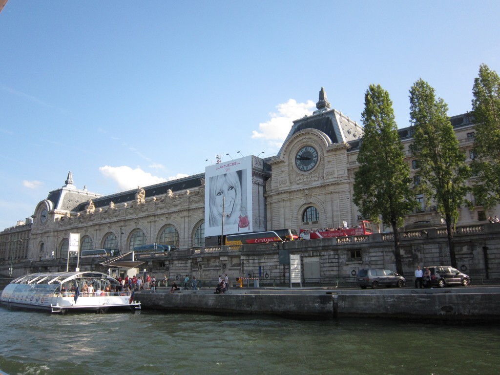 1-7パリ　セーヌ川から見たルーブル美術館